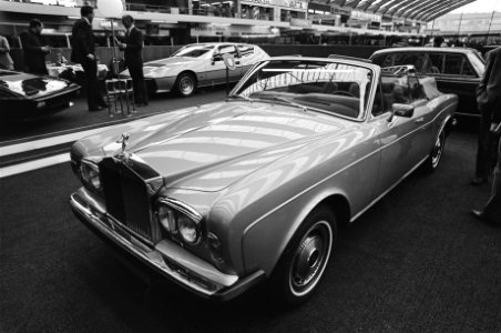 Duurste auto op de RAI is de Rolls Royce Corniche voor fl 420.420, Bestanddeelnr 931-3029