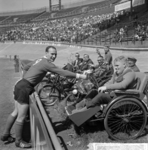 DWS in de Eredivisie door overwinning op RBC van 5-0 Arie de Oude geeft bloemen, Bestanddeelnr 915-2174