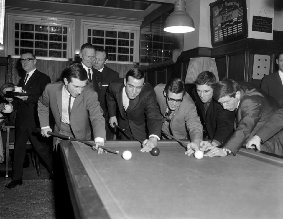 DWS biljart in cafe Mawits v.l.n.r. Frits Flinkevleugel, Schrijvers, Jongbloed, Bestanddeelnr 917-4167