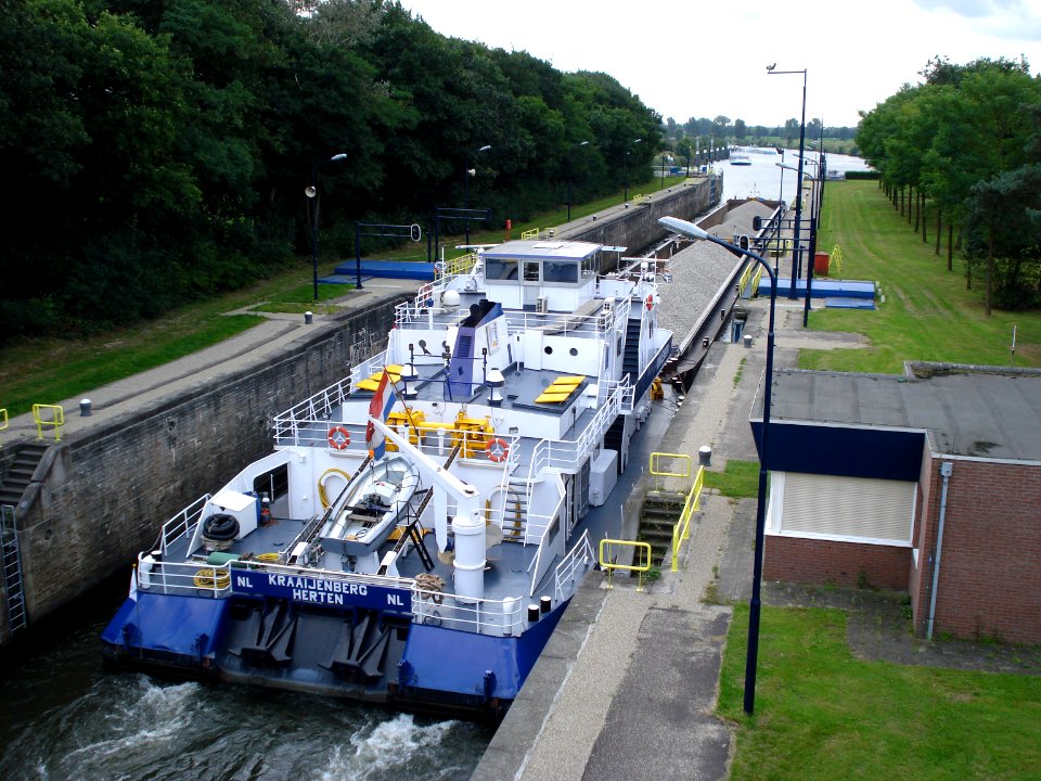 Duwboot Kraaijenberg in sluis Maas-Waalkanaal, heumen (Gld, NL)