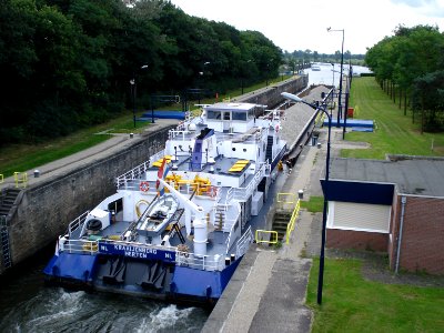 Duwboot Kraaijenberg in sluis Maas-Waalkanaal, heumen (Gld, NL)