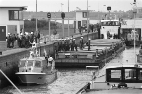 Duwbaktransport van Granaria onder bescherming ME (bij sluis Hagestein) duwbakk, Bestanddeelnr 934-2431