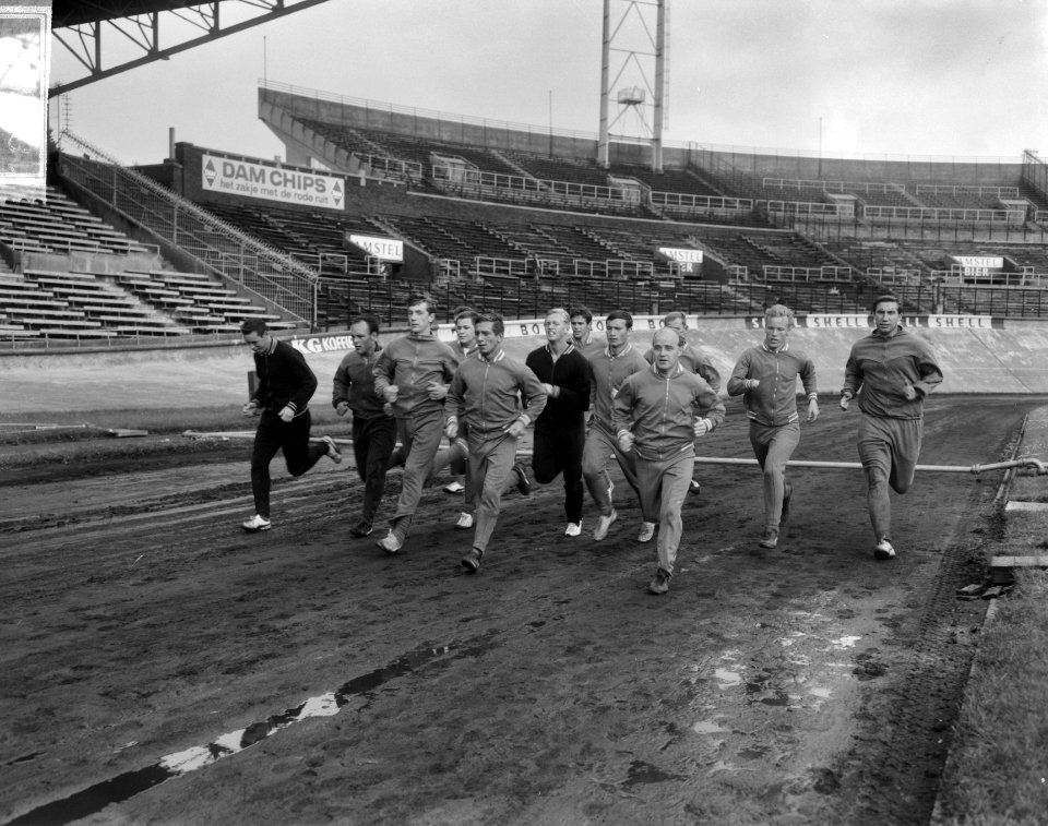 DWS in training, in het bosplan, de ploeg in Olympische Stadion, Bestanddeelnr 918-0327