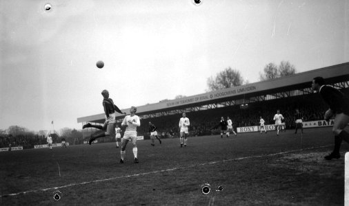 DWS speler Piet Kruiver in duel met Telstar speler Van Essen, Bestanddeelnr 919-7839