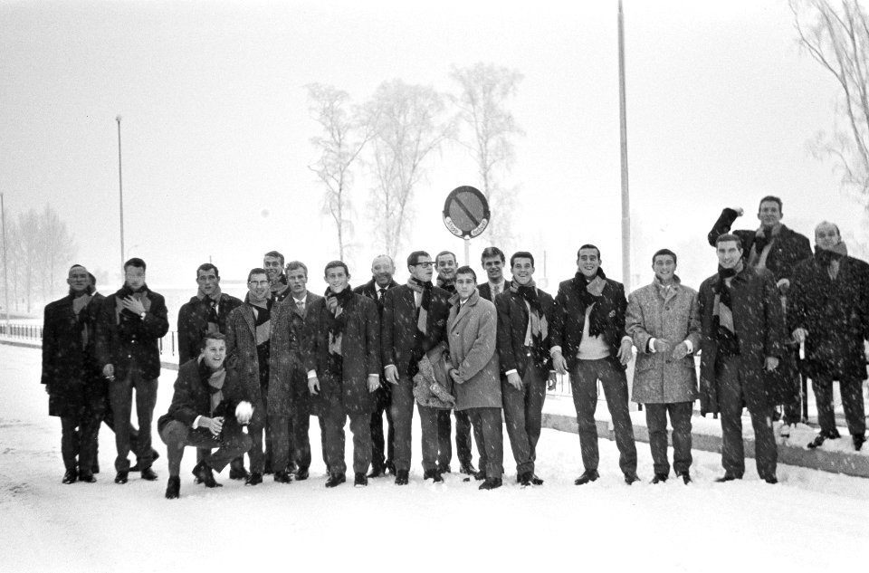 DWS door sneeuw in Olso opgehouden, de spelers gooien sneeuwballen, Bestanddeelnr 917-1475