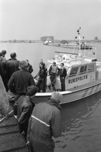 Duwbaktransport van Granaria onder bescherming ME bij Hagestein schippers in di, Bestanddeelnr 934-2429