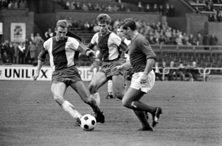 DWS speler Frans Geurtsen in duel met Elinkwijk spelers Koos van Tamelen (links), Bestanddeelnr 919-6898