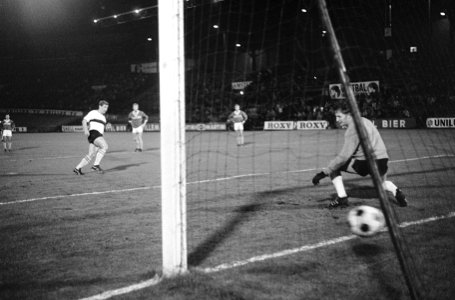 DWS speler Geertsen maakt de 1-0, Bestanddeelnr 919-5588