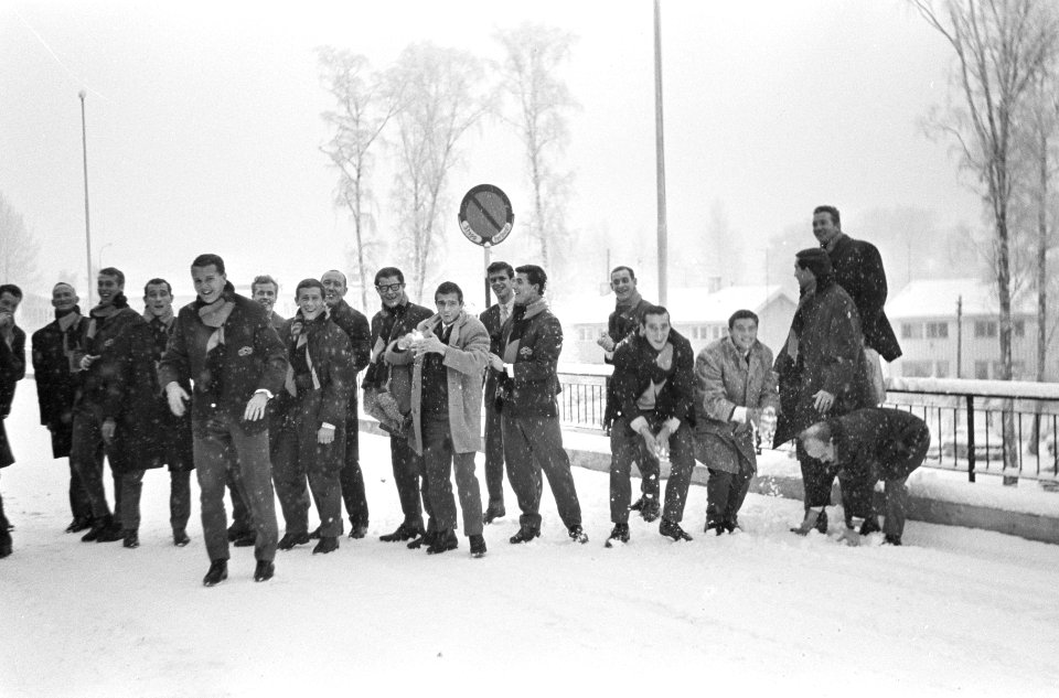 DWS door sneeuw in Olso opgehouden, de spelers gooien sneeuwballen, Bestanddeelnr 917-1474
