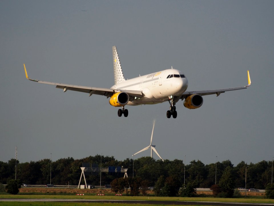 EC-MFM Vueling Airbus A320-232(WL), landing at Schiphol (AMS - EHAM), pic1