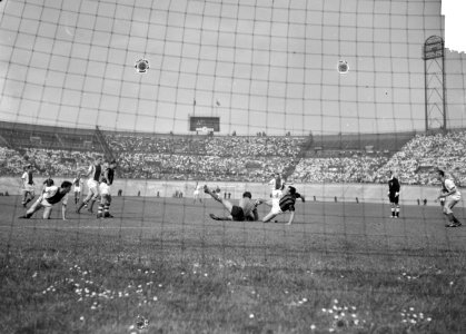 DWS tegen Ajax 0-0 Keeper Hoogerman (Ajax) en Arie de Oude (DWS), Bestanddeelnr 912-8888