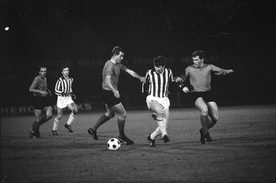DWS spelers Pijlman en Geurtsen (rechts) houden de Rus Adamov van de bal, Bestanddeelnr 919-7773