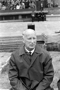 DWS tegen DOS 3-1, nummer 7 Jaap van der Leck (trainer DWS), nummer 8 Van der Bo, Bestanddeelnr 919-4488