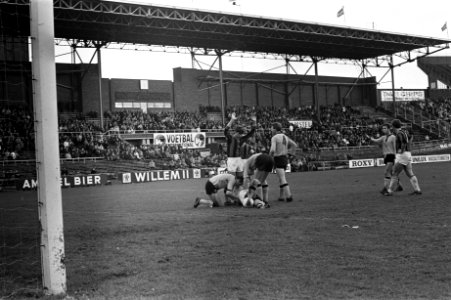 DWS tegen DOS 3-1. Keeper Hoogeveen gewond, Waagenberg met opgeheven handen, Bestanddeelnr 920-8199