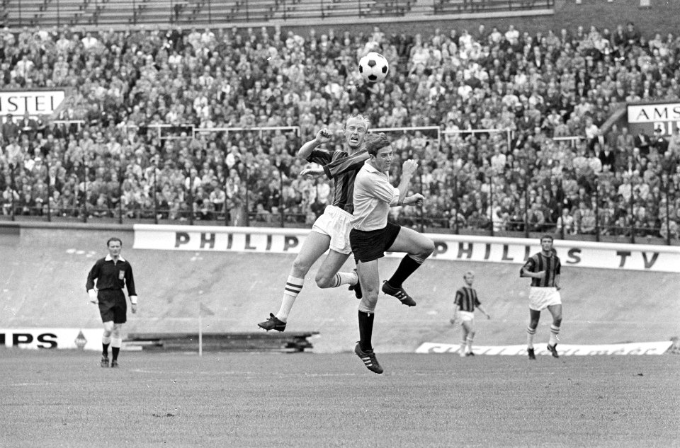 DWS tegen DOS 3-1, Piet Kruiver in duel met Van der Weert van DOS, Bestanddeelnr 919-4485