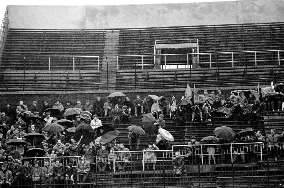 DWS tegen ADO 1-0. Tribune van het Olympisch Stadion. Mensen met paraplus, Bestanddeelnr 923-3914