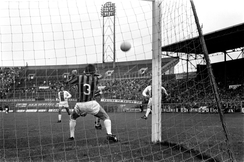 DWS tegen Ajax 0-2. Piet Keizer scoort (half achter paal), Bestanddeelnr 922-9763