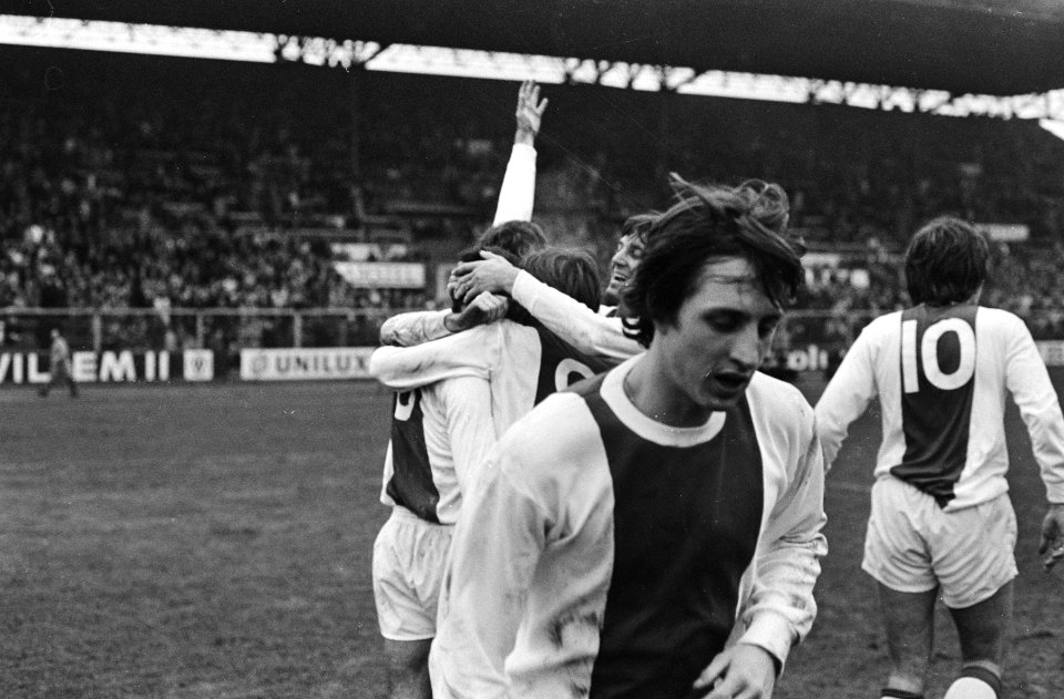 DWS tegen Ajax 0-1 vreugde bij Ajax na doelpunt, rechts Mühren rent, Bestanddeelnr 924-2231