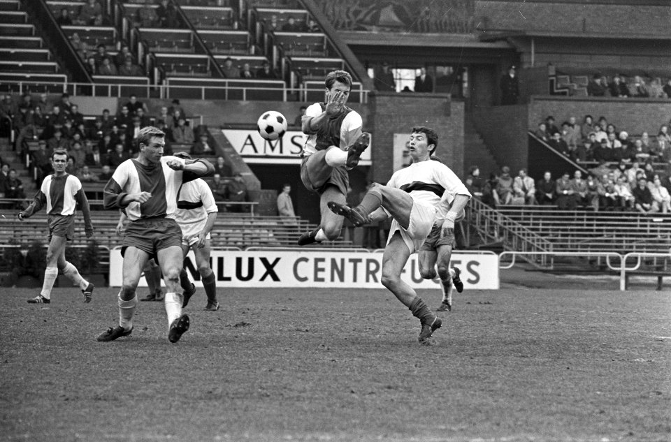 DWS tegen Elinkwijk 2-0, aanval DWS, v.l.n.r. Van Tamele (Elinkwijk), T. Nieuwen, Bestanddeelnr 918-9925