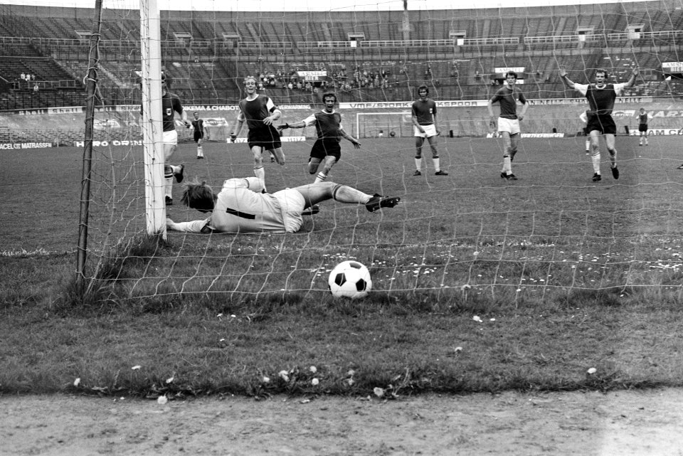 DWS tegen AZ 67 1-0 doelman Vooijs heeft bal doorgelaten, Bestanddeelnr 923-5111