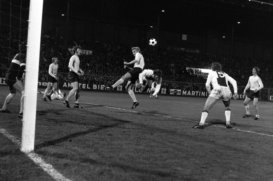 DWS tegen Ajax 0-2, Bianchi (midden, links) in duel met Neeskens, Bestanddeelnr 925-0523