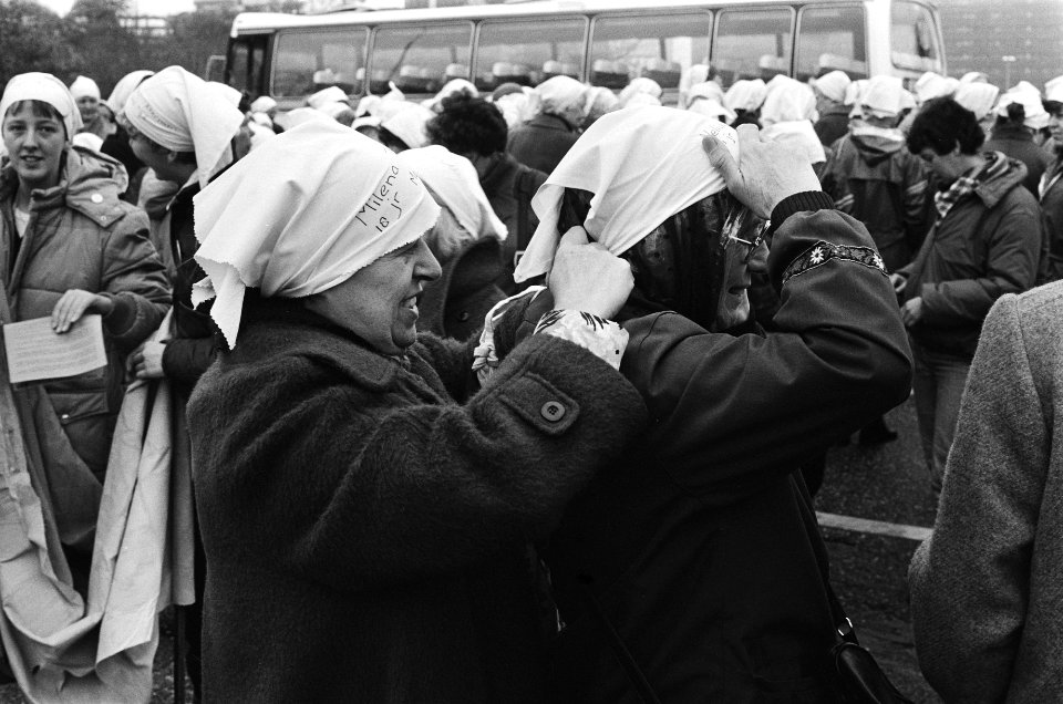 Dwaze moeders op het Binnenhof, Bestanddeelnr 932-4049