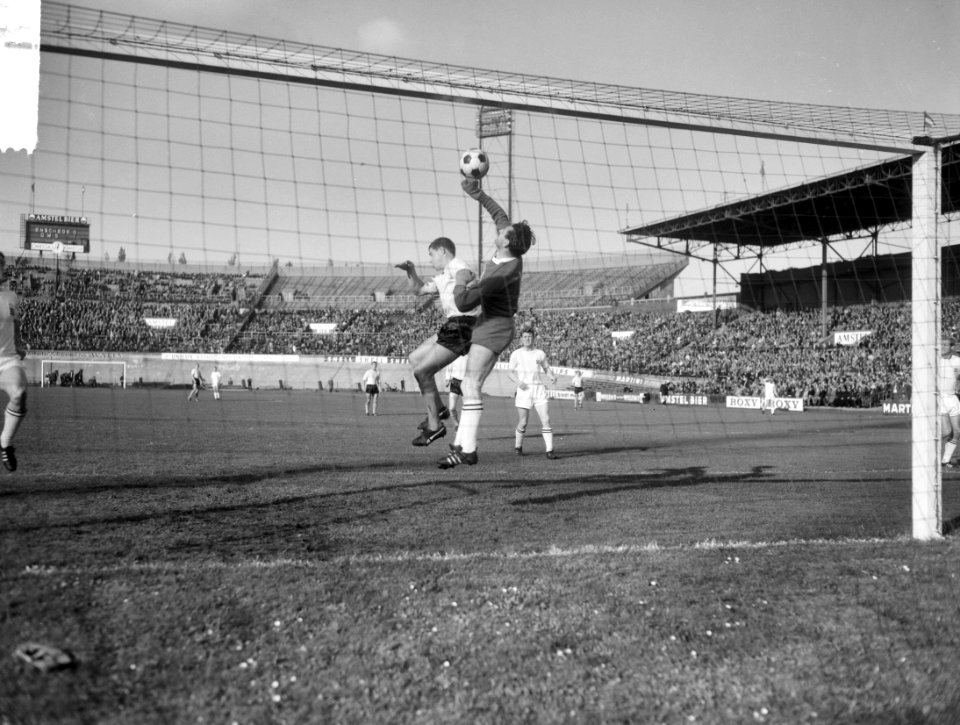 DWS tegen Enschede 3-1, Hollander in duel met keeper Koers (Enschede), Bestanddeelnr 917-0186