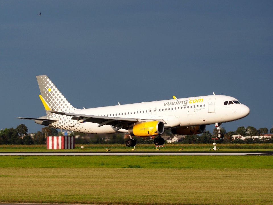 EC-MFM Vueling Airbus A320-232(WL), landing at Schiphol (AMS - EHAM), pic4