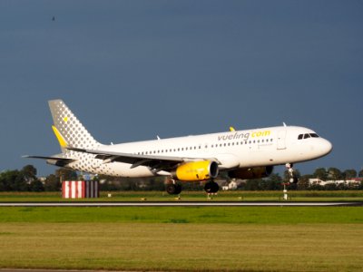 EC-MFM Vueling Airbus A320-232(WL), landing at Schiphol (AMS - EHAM), pic4 photo