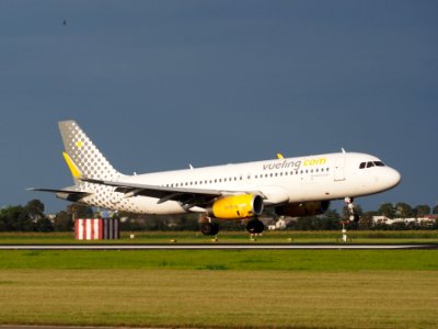 EC-MFM Vueling Airbus A320-232(WL), landing at Schiphol (AMS - EHAM), pic4