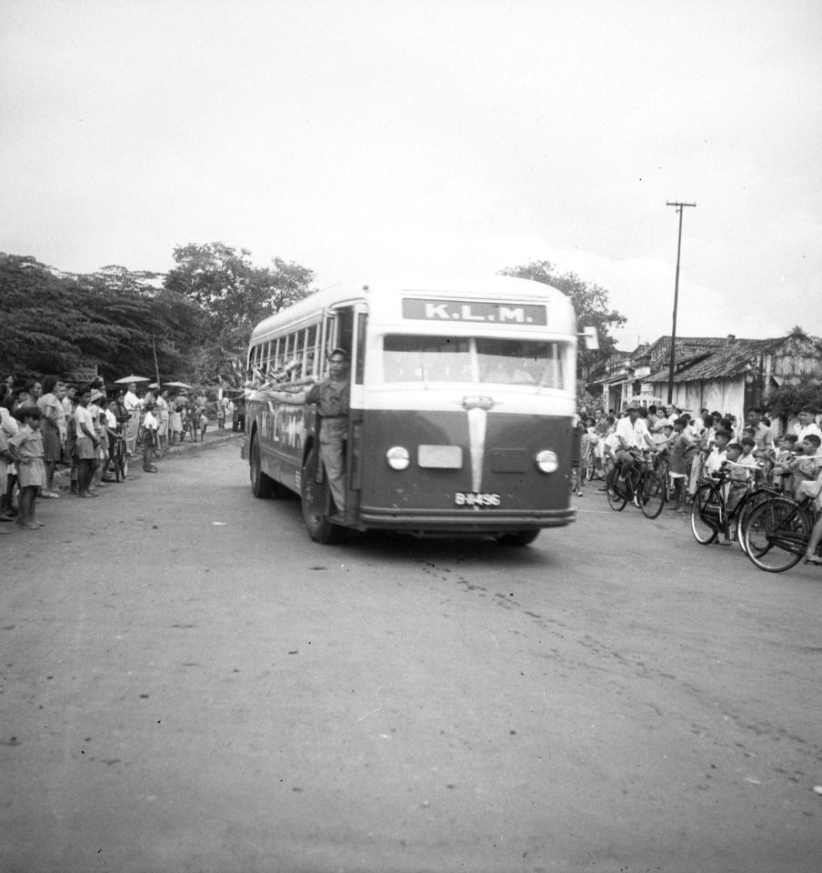 Een KLM bus is onderdeel van de Sint-Nicolaas intocht, Bestanddeelnr 12594