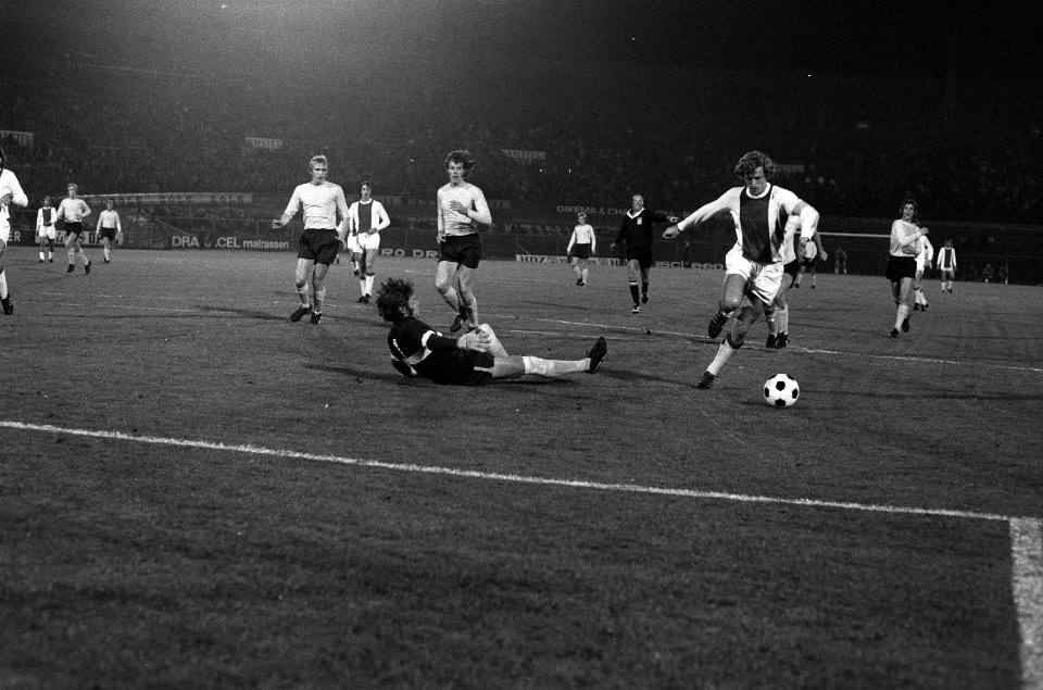 DWS tegen Ajax 0-2, Piet Keizer scoort 1-0, liggend keeper Jongbloed, Bestanddeelnr 925-0524