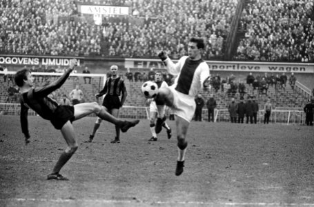 DWS tegen Ajax 1-1, duel tussen Suurbier en Rensenbrink, Bestanddeelnr 920-0053