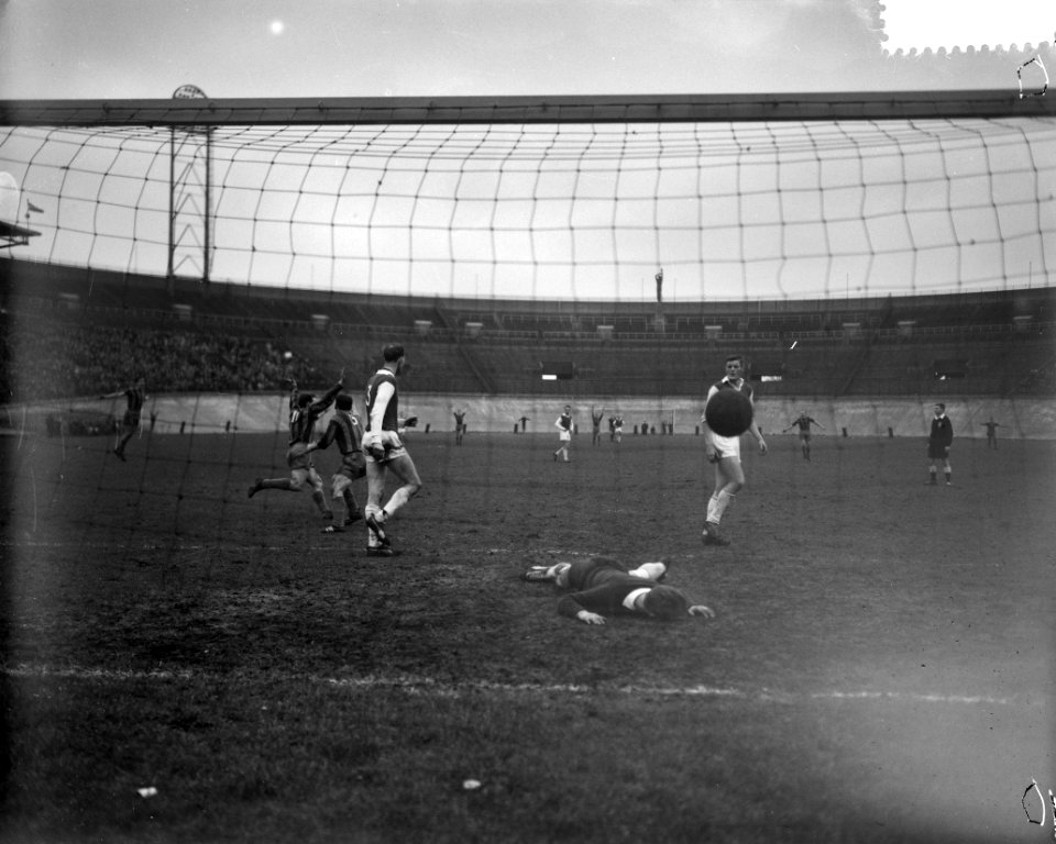 DWS tegen Alkmaar, 4-2, v.l.n.r. Doorneveld, De Oude , Peggeman, keeper Houtkope, Bestanddeelnr 911-9789