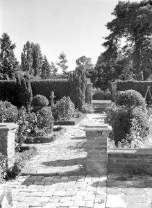 Een klinkerpad door de formele tuin van het landhuis Shoppenhanger Manor, Bestanddeelnr 254-2730