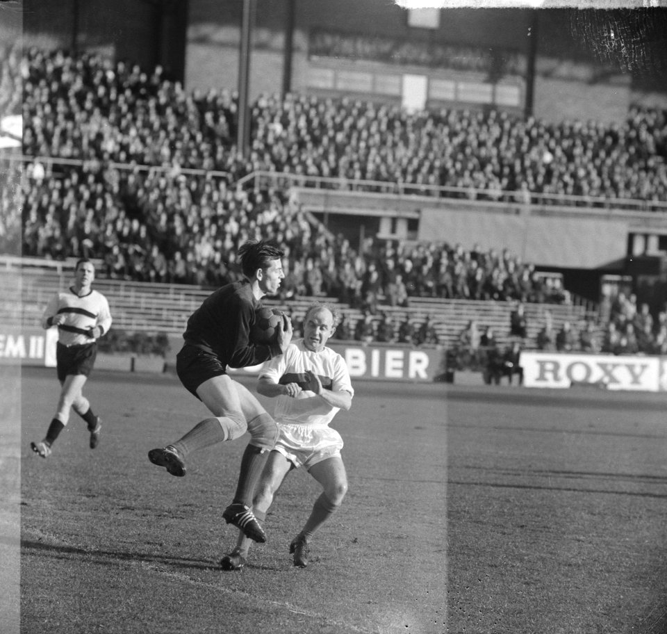 DWS tegen DOS 0-0, keeper Ruitenbeek (DOS) in duel met Vonhof (DWS), Bestanddeelnr 917-1311