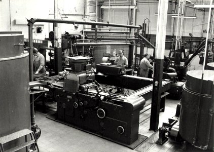 Een kijkje in de Union-fabriek vaan de Paul Krugerkade, waar aan de lopende band door Dhr. Beringen chocolaatjes gegoten worden. Aangekocht in 1983 van fotograaf C. de Boer. - Negatiefnummer, NL-HlmNHA 54013877