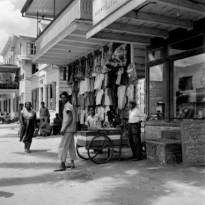 Een kledingwinkel in de Maagdenstraat in Paramaribo, Bestanddeelnr 252-4922