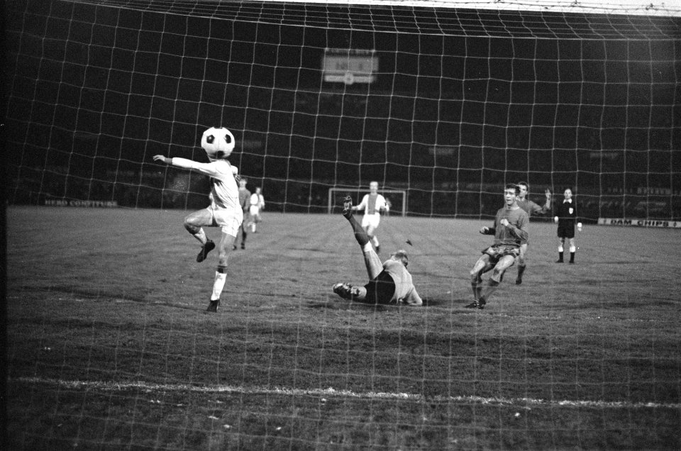 DWS tegen Ajax 1-4. Cruijff scoort hoofd verscholen achter bal, rechts keeper Sc, Bestanddeelnr 920-7961