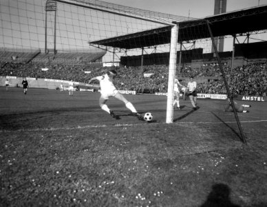 DWS tegen Enschede 3-1, Frans Geurtsen (geheel rechts) scoort, Plaggeman tracht , Bestanddeelnr 917-0187