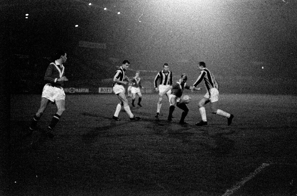 DWS tegen Enschede 0-1. Midden in shirt met v-hals Vonhoff (DWS) en geheel recht, Bestanddeelnr 915-7110