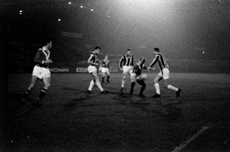 DWS tegen Enschede 0-1. Midden in shirt met v-hals Vonhoff (DWS) en geheel recht, Bestanddeelnr 915-7110