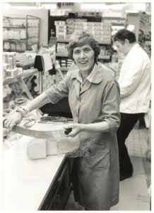 Een kijkje in de supermarkt van Van der Wijden aan het Stuyvesantplein met op de voorgrond mevr. Ton Timmermans. NL-HlmNHA 54016569