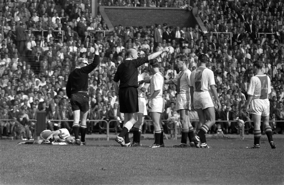 DWS tegen Ajax 1-0, vlnr Kick, Heeres, scheidsrechter Martens, Geelhuizen, M, Bestanddeelnr 910-6885