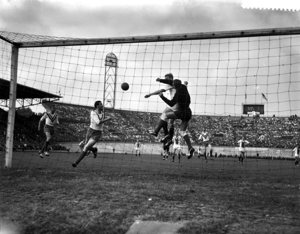 DWS tegen Ajax 1-0, doelman Heeres (DWS) met Cees Groot in actie, Bestanddeelnr 910-6886