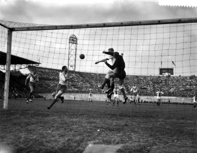 DWS tegen Ajax 1-0, doelman Heeres (DWS) met Cees Groot in actie, Bestanddeelnr 910-6886