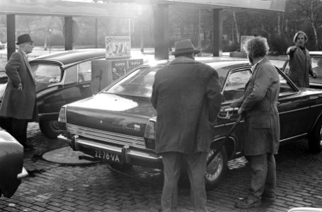 Een klant tankt bij een benzinestation, Bestanddeelnr 926-9331
