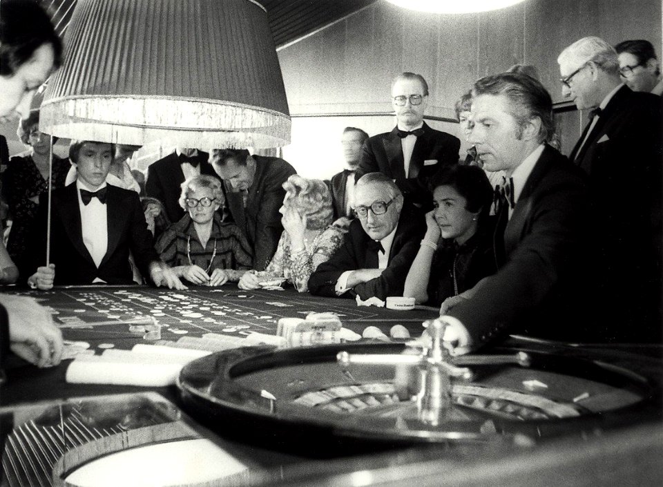 Een kijkje in het casino in hotel Bouwes te Zandvoort. Aangekocht in 1982 van fotograaf C. de Boer bv. - Negatiefnummer 14929 k 15 A. - Gepubliceerd in het Haarlems Dagblad van 01.10.1981. I, NL-HlmNHA 54012354