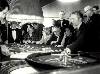 Een kijkje in het casino in hotel Bouwes te Zandvoort. Aangekocht in 1982 van fotograaf C. de Boer bv. - Negatiefnummer 14929 k 15 A. - Gepubliceerd in het Haarlems Dagblad van 01.10.1981. I, NL-HlmNHA 54012354