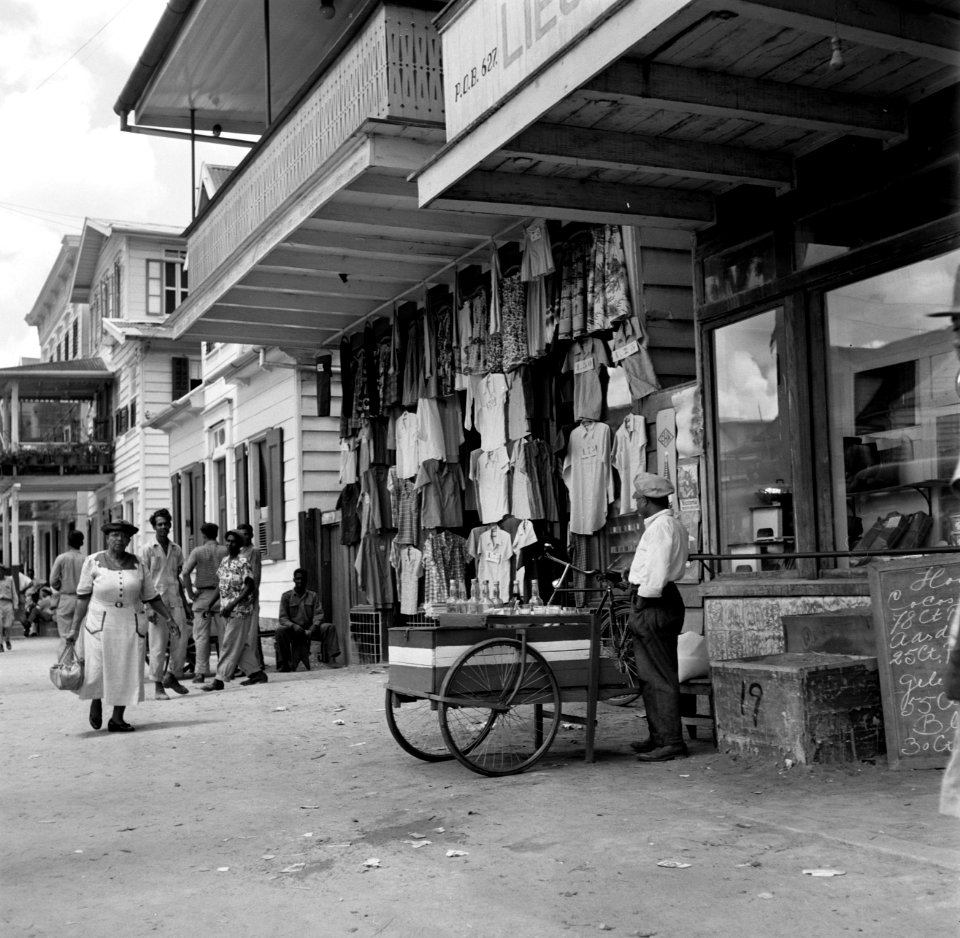 Een kledingwinkel in de Maagdenstraat in Paramaribo, Bestanddeelnr 252-4921